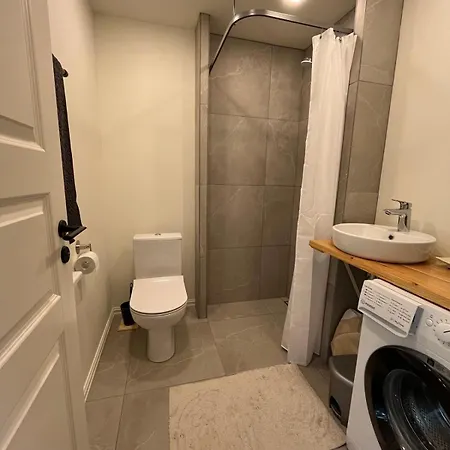 Cozy With Fully Fenced Private Garden, Fireplace & Free Bikes Apartment