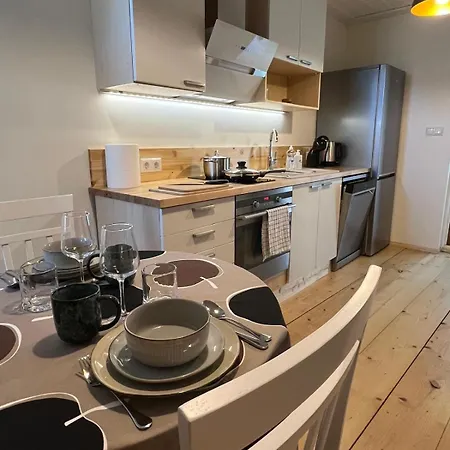 Cozy With Fully Fenced Private Garden, Fireplace & Free Bikes *