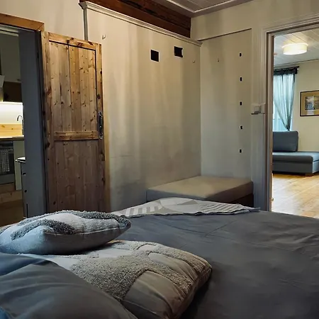 Cozy With Fully Fenced Private Garden, Fireplace & Free Bikes Apartment