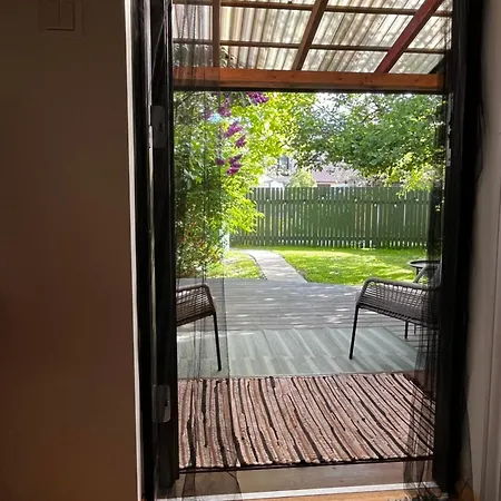 Apartment Cozy With Fully Fenced Private Garden, Fireplace & Free Bikes *