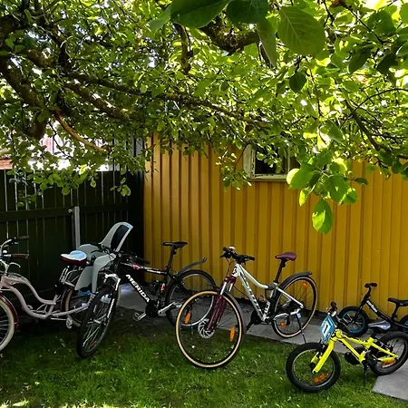 Cozy With Fully Fenced Private Garden, Fireplace & Free Bikes