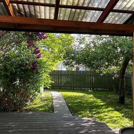 Cozy With Fully Fenced Private Garden, Fireplace & Free Bikes Apartment