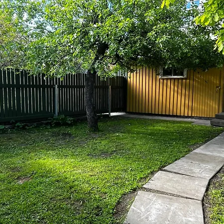 Cozy With Fully Fenced Private Garden, Fireplace & Free Bikes Apartment