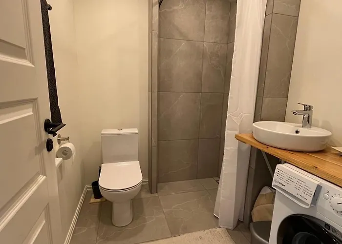 Raehni - With Private Garden & Terrace شقة